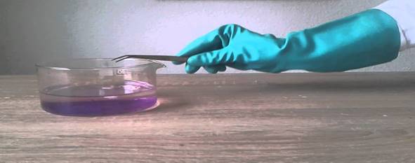 Beschreibung: Beschreibung: Chemie Experiment 22 - Natrium und Wasser (2) [mit Phenolphtalein] - YouTube